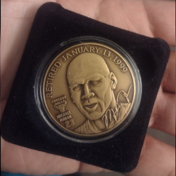 MICHAEL JORDAN SIGNATURE ENGRAVED BULLS MEMORABILIA RETIREMENT COIN&COA &POSTERS - Picture 11 of 17